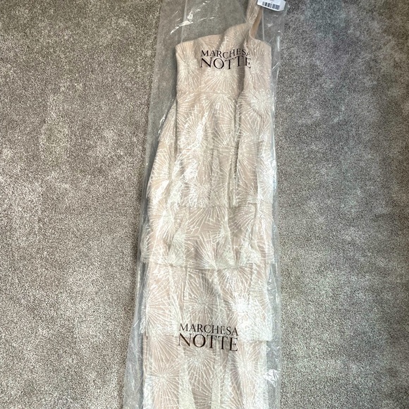 Marchesa White Shoulder Beaded Glitter Tiered Gown Size 4 - Picture 5 of 6